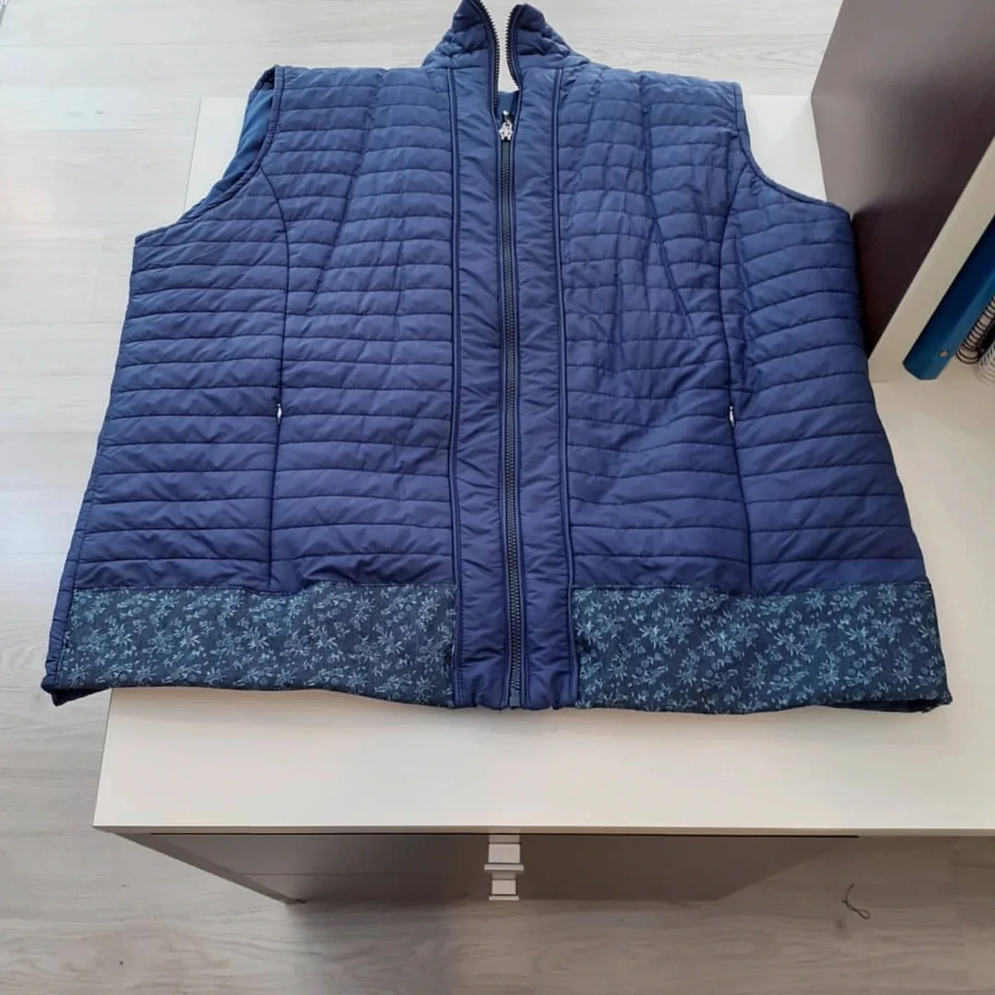 Chaleco azul con detalles de tela estampada